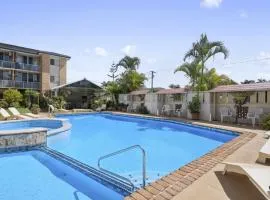 Ocean Parade 9 - Cafes, Stroll to beach, BBQ, Pool