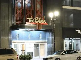 Downtown Retreat-King Bed-Free Parking-Access to Skywalk