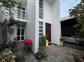 A Modern house, all comforts!, hotel v destinaci Malabe
