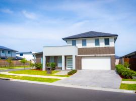 Luxury 7 Bedroom Home - Sleeps 16 Guests, hotel v destinaci Gledswood Hills