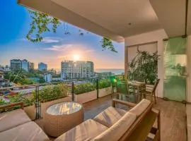 Ocean View Luxury condo - walk to the beach, clubs and restaurants