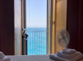 Il paradiso perduto nel Golfo dei Poeti, hotel a Tellaro
