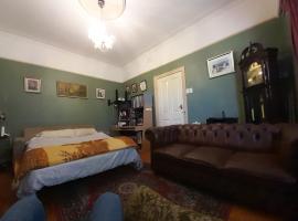 Reservoir Central close to train station OC03, hotel in Melbourne