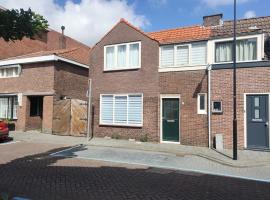 House with garden in the center close to the sea and Amsterdam, hotel v destinaci Beverwijk