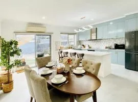 Bright 4BR Townhouse Near Coles, Parks, BBQ, Free Parking l Perfect for Families Groups