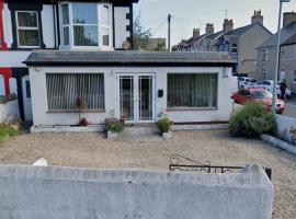 Railway Station View - Vegetarian and Vegan Self Catering Accommodation, hotel in Llandudno Junction