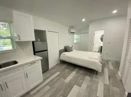 Newly renovated studio close to the beach