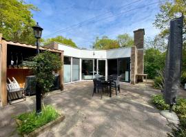 Family bungalow on quiet resort, hotel in Sint Maartensbrug