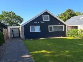 Modern & cozy holiday home near beach