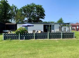 Vacation bungalow for 4 people, Hotel in Sint Maartenszee