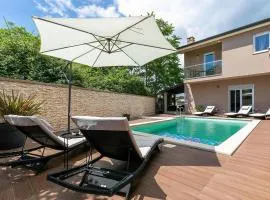 5 Bedroom Cozy Home In Rovinjsko Selo