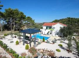 Cozy Home In Nerezisca With Wifi