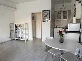 Lovely condo next to European Area, hotel i Bruxelles