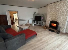 Maison avec jardin, Hotel in Saint-Amand-sur-Sèvre