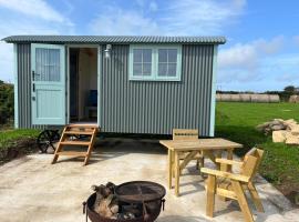 Lower Trewern Shepherds Hut, hotel v destinaci Madron