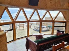 Domos Curiñanco vista al mar