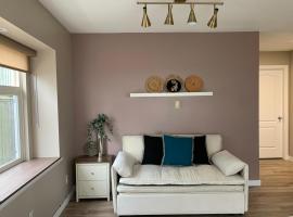 The Scandinavian House by Maple Dream Homestay- near Sky train，位于温哥华的酒店