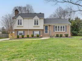 8 Mi to Uptown Home with Hot Tub in Charlotte!, hotel v destinaci Charlotte
