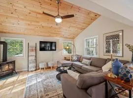 Cozy Mountain Retreat Fireplace Deck Near Lakes