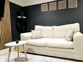 Stylish 5BR Bedford Home, Sleeps 7,Ideal for Contractors, Near Transport