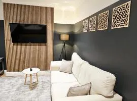 Stylish 5BR Bedford Home, Sleeps 7,Ideal for Contractors, Near Transport