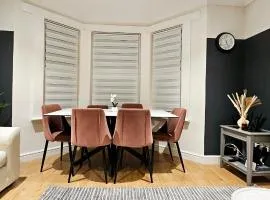 Spacious and well equipped 5-bed Home in Bedford, close to main routes