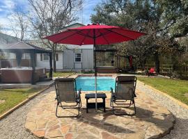 Farmhouse, Private Pool, Spa and Gym! Waco 30 min, hotel in Gatesville