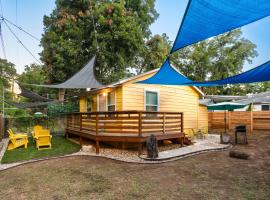 East Austin Bungalow w BBQ Firepit Fun Yard, hotel in Austin