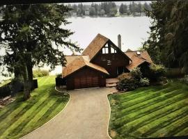 Beautiful Private Lake Lodge with Private Dock and Mountain Views, hotel v destinaci Spanaway