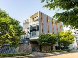 Lakefront Modern 2 BDR Apartment with 2 Parking Kingston