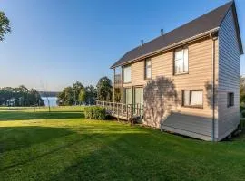 Serene Luxe Lakeside Stay