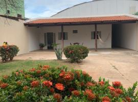 Casa jardim ao lado da BR-242, hotel in Barreiras