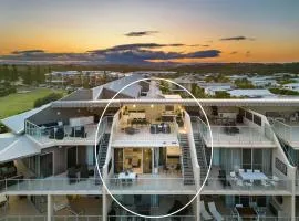 Penthouse with Rooftop and Spa - 3 BR Bali Resort in Kingscliff 1324