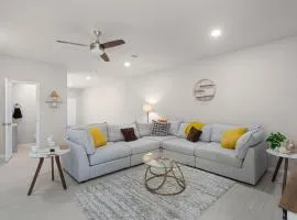 3BR 2 & half Bath Townhouse Modern Spacious Retreat Near Lake Conroe!