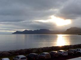 Við Hafið Guesthouse, hostal o pensión en Ólafsvík