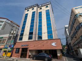 Hound Hotel Tongyeong, hotel v destinaci Tchongjong
