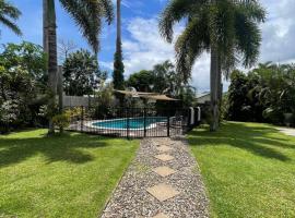 Tropical family beach house, βίλα σε Holloways Beach