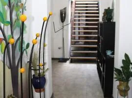 Casa llena de vida con patio y terraza