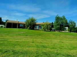 Villa provençale en campagne, hotel v destinaci Maillane
