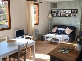 Chalet S&eacute;r&eacute;nit&eacute;, hytte i Moux-en-Morvan