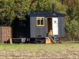 'Bramley' Hut on private farm, hotel com banheiras de hidromassagem em Charsfield