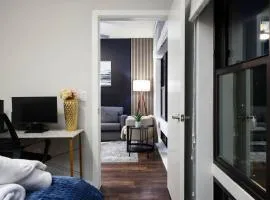 Modern 2BR Getaway-w Parkng, Near Rvrwlk&Conv Ctr