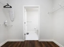 Modern 2BR Retreat- Prkng,Near Rvrwlk & Conv Ctr