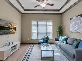 Chic 2BR- Pool,Gym,Pkng,Near BOK Ctr&Arts Dstrct