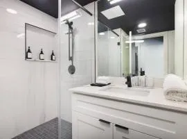 Stylish 1BR On Rvrwalk Gym and Parking Near Conv Ctr