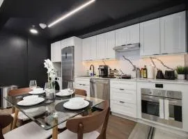 Cozy 2BR On Rvrwalk Gym and Parking Near Conv Ctr