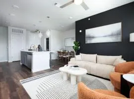 2BR Urban Escape-w Prkng, Near Rvrwalk & Conv Ctr