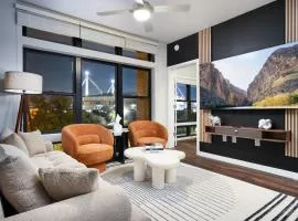 Chic 2BR-w Parking, Near Rvrwalk, Dome & Conv Ctr