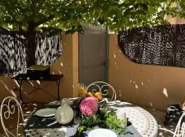 Maison Jasmin in the city center with parking space and terrace