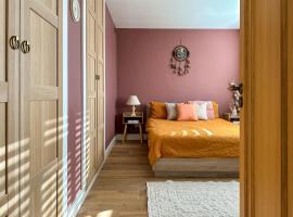 Cosy 2 Bedroom Home - FREE Parking & Garden with BBQ, Hotel in Kent
